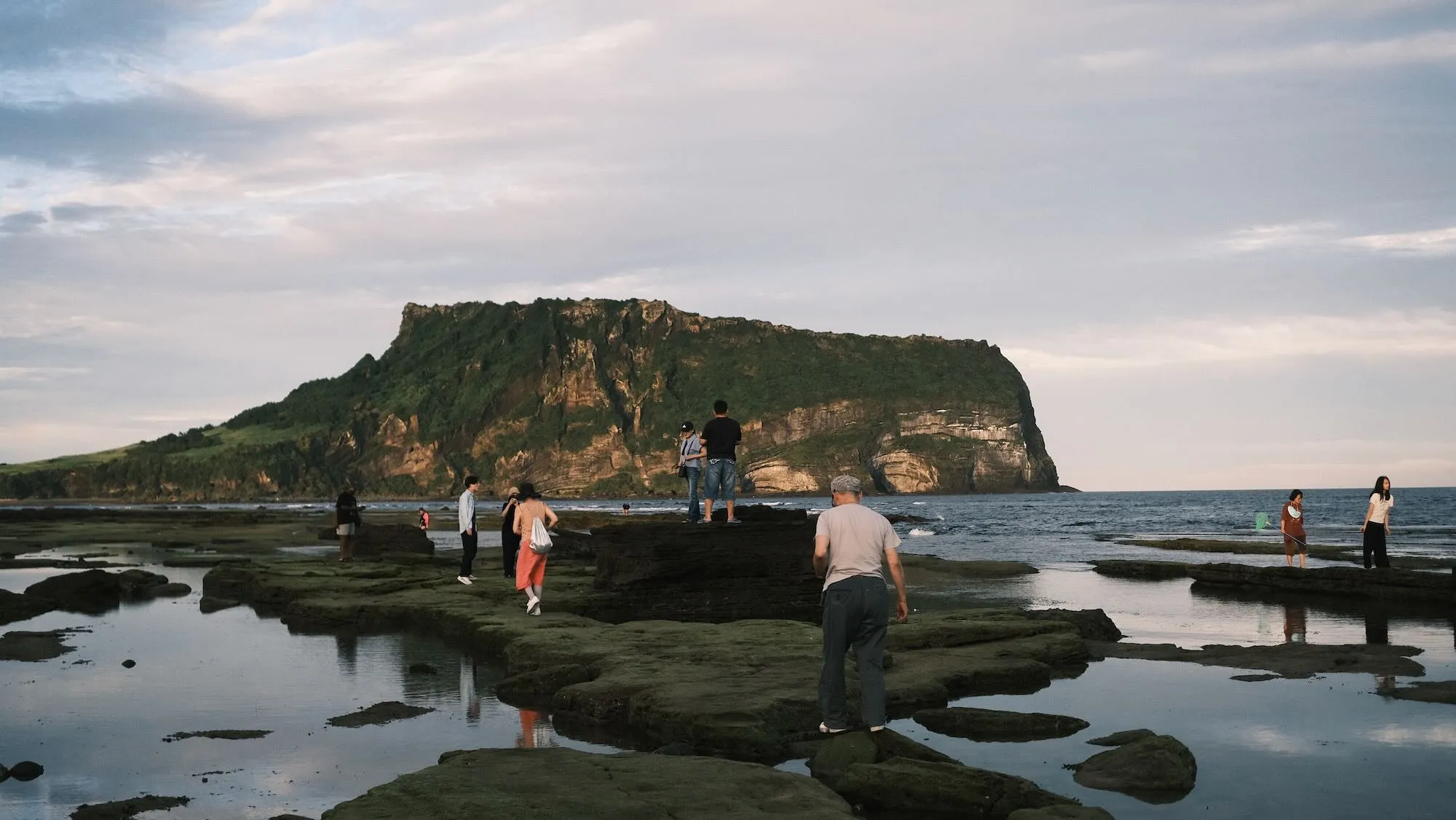 韓国、チェジュ島の山。傾斜の漢字が日本にはなくかっこいい。