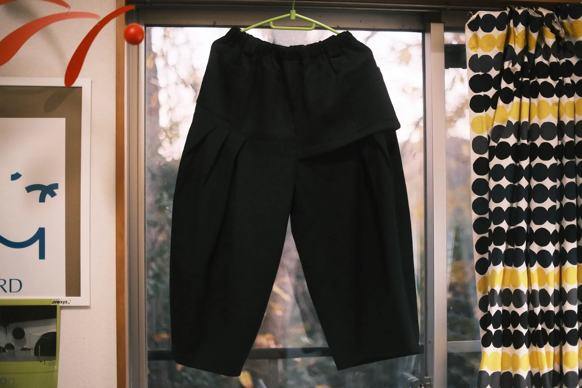 mon Sakataのパンツ。ワイドパンツは好んで着用しているが、アシンメトリック感が今までになくて良い。