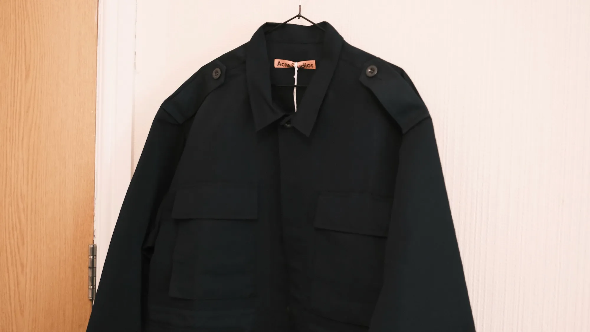 Acne Studiosのジャケット。かなりオーバーサイズだが、素材感とポケットが可愛い