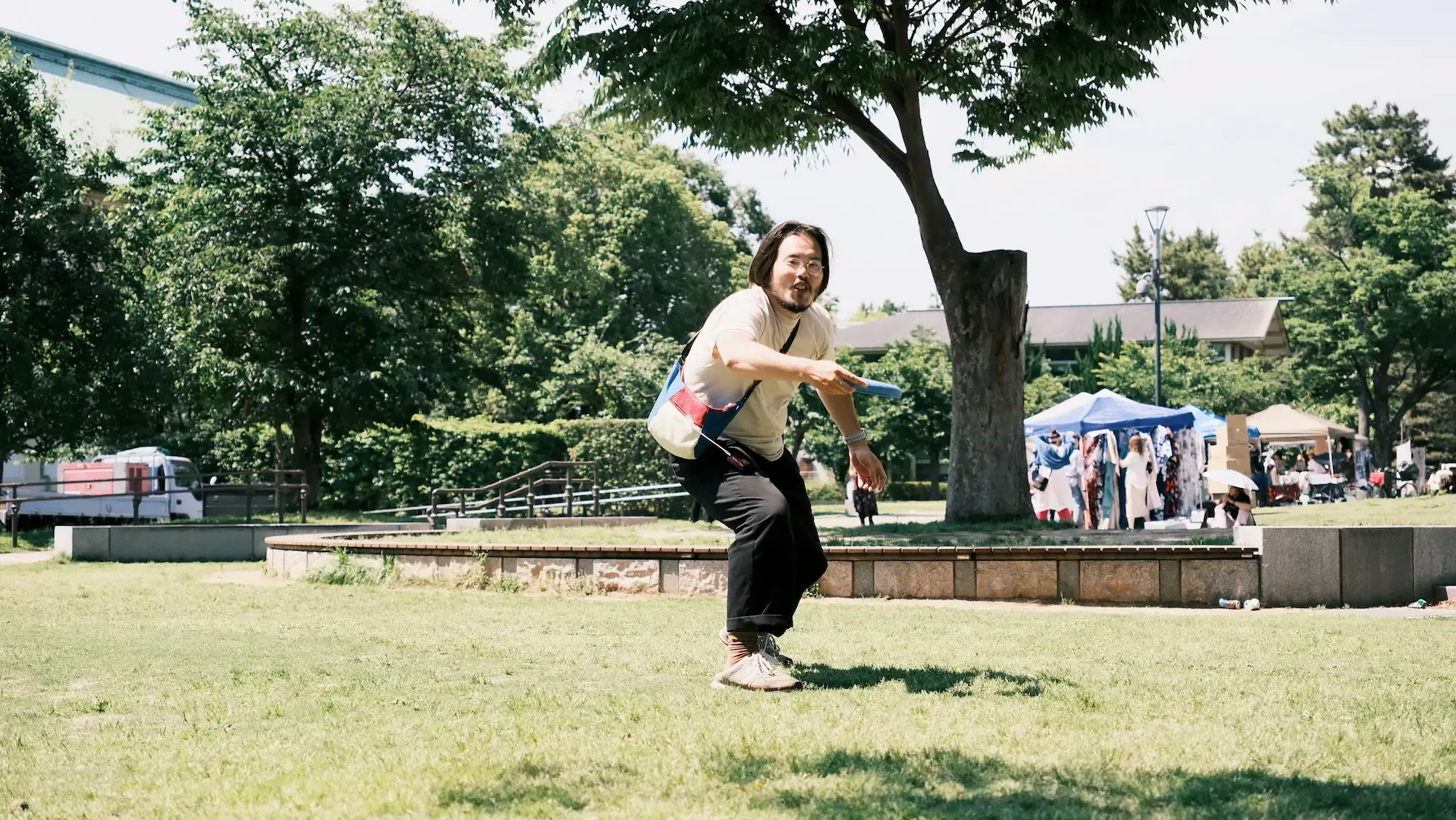 京都の公園で。大瀧さんと阿部さんとフリスビーで遊ぶ
