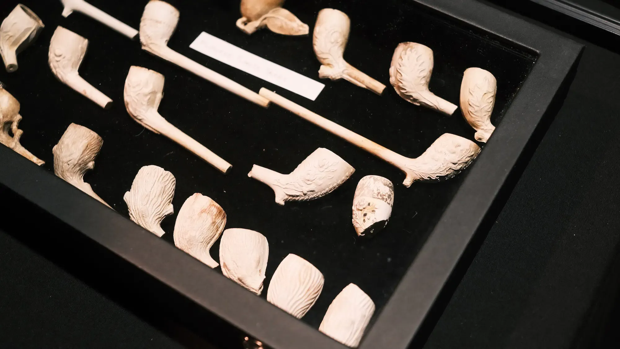 テムズ川から拾い上げられた昔の象牙のパイプ