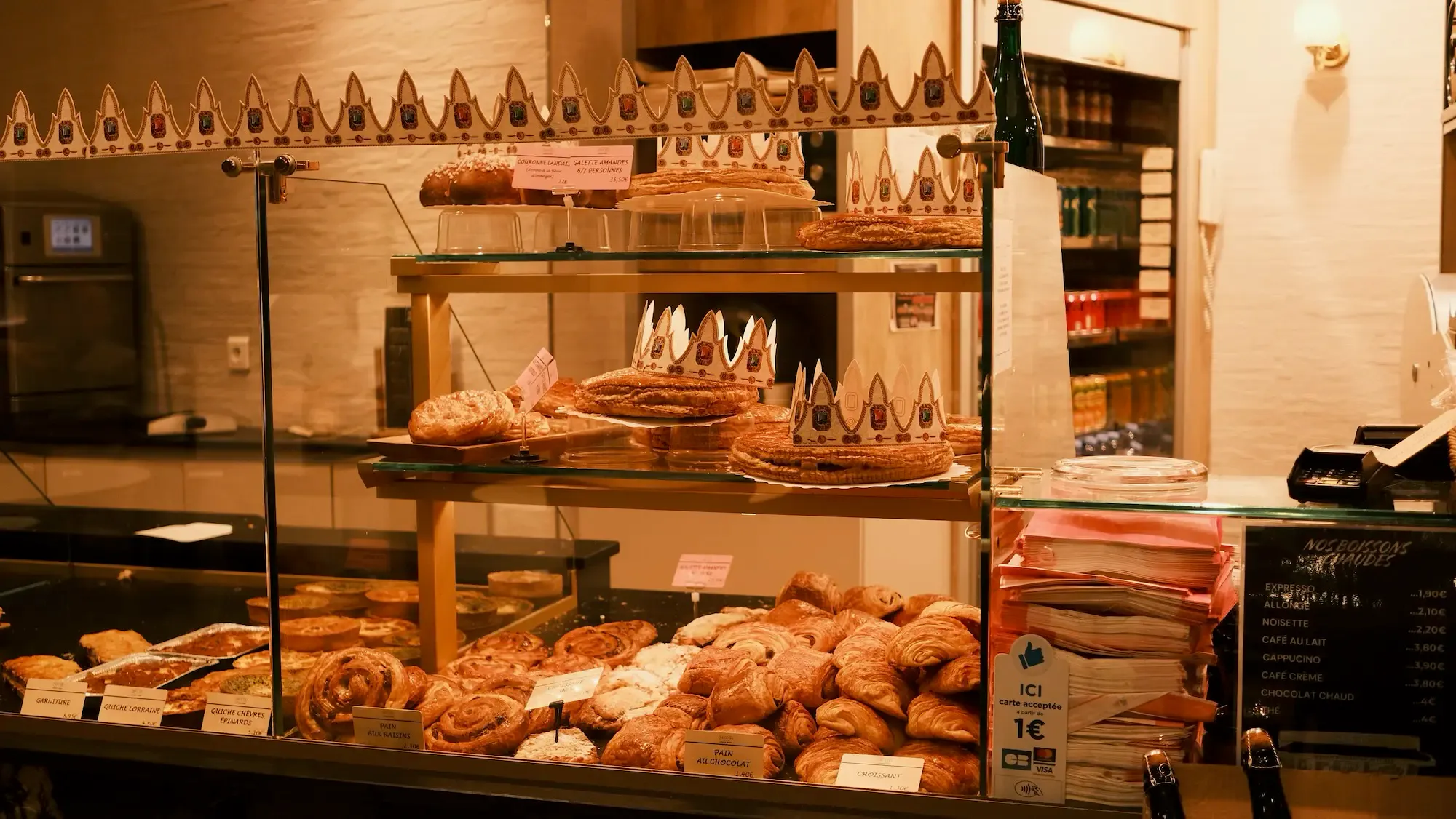 パン屋で売られていたガレット・デ・ロワ。神の王冠が飾ってあって可愛い