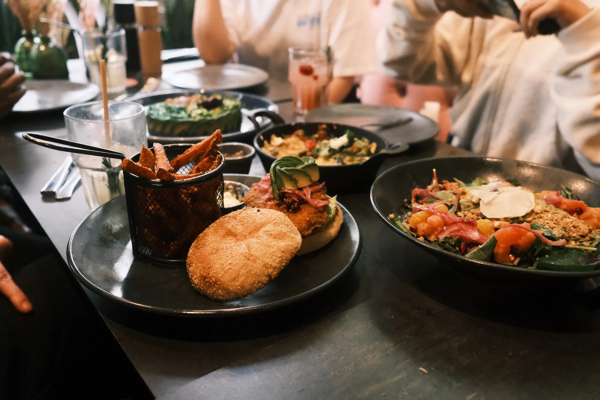 夕飯のアボカドレストラン。別にアムステルダムがアボカドで有名なわけではないらしい