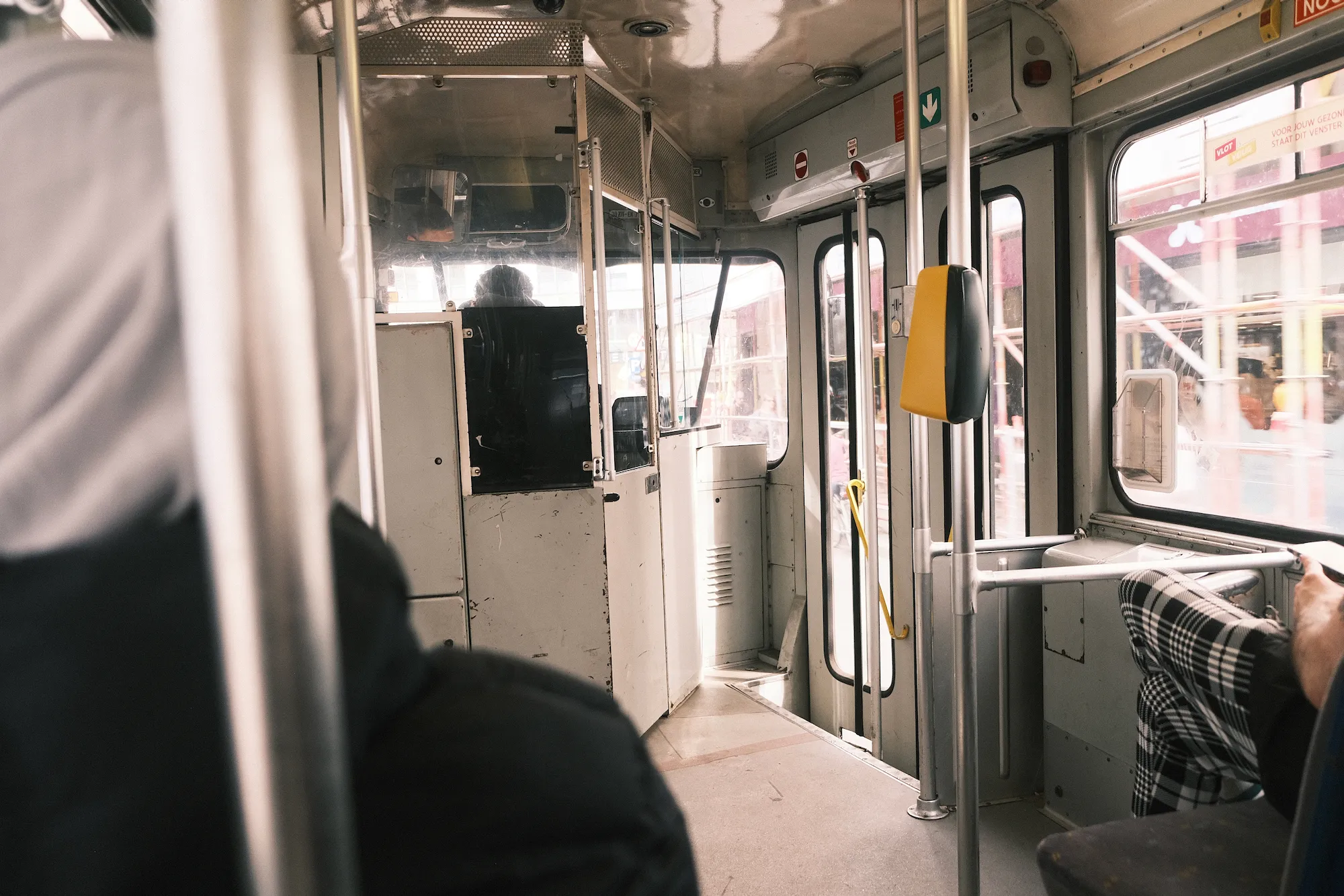 アントワープのトラム内部。見た目はちょっと古いが、車内でクレジットカード決済も可能だしアプリもある。