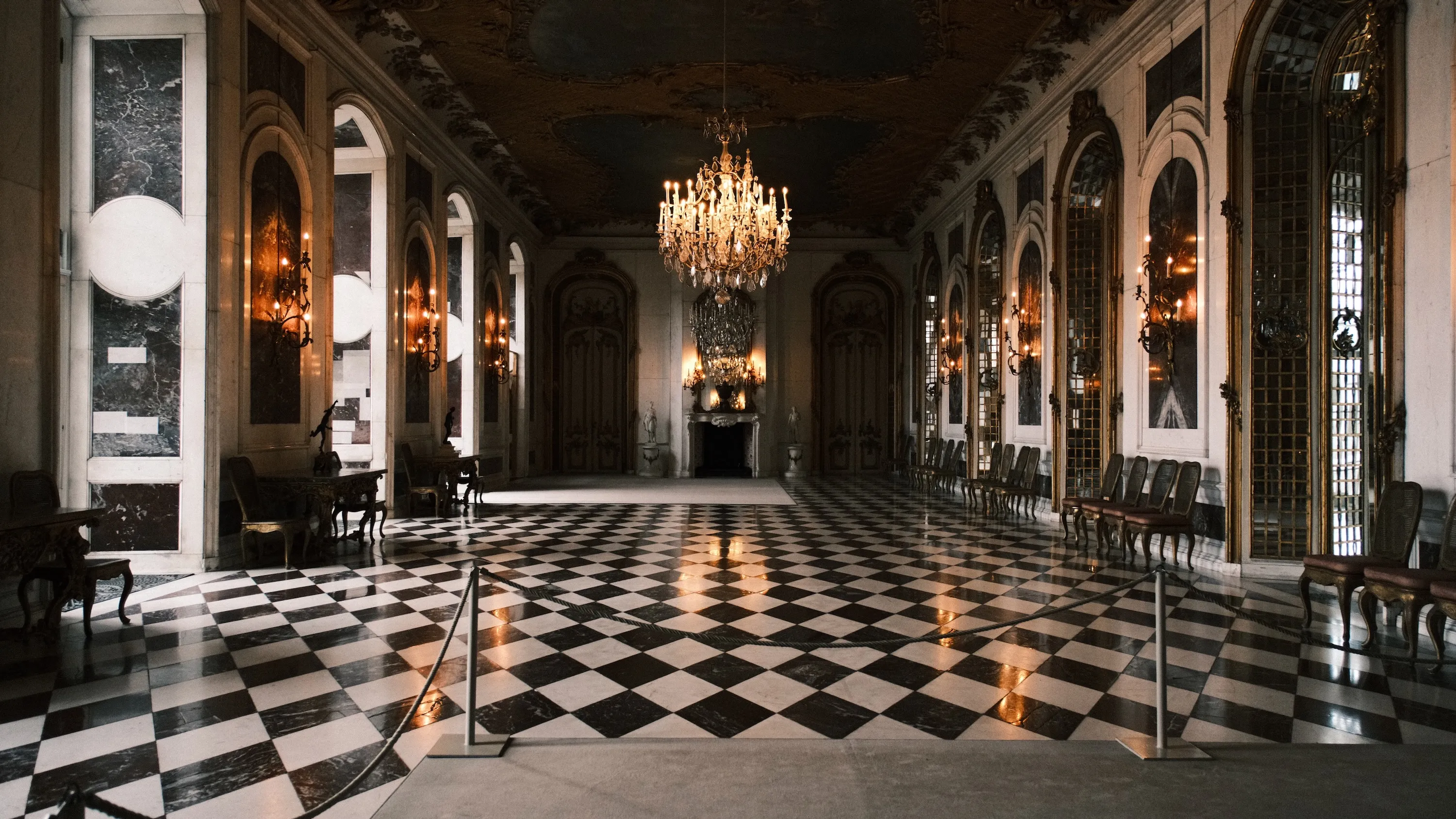 新宮殿の内観。こちらは逆に広々として天井も高く、息が詰まるような緊張感があった