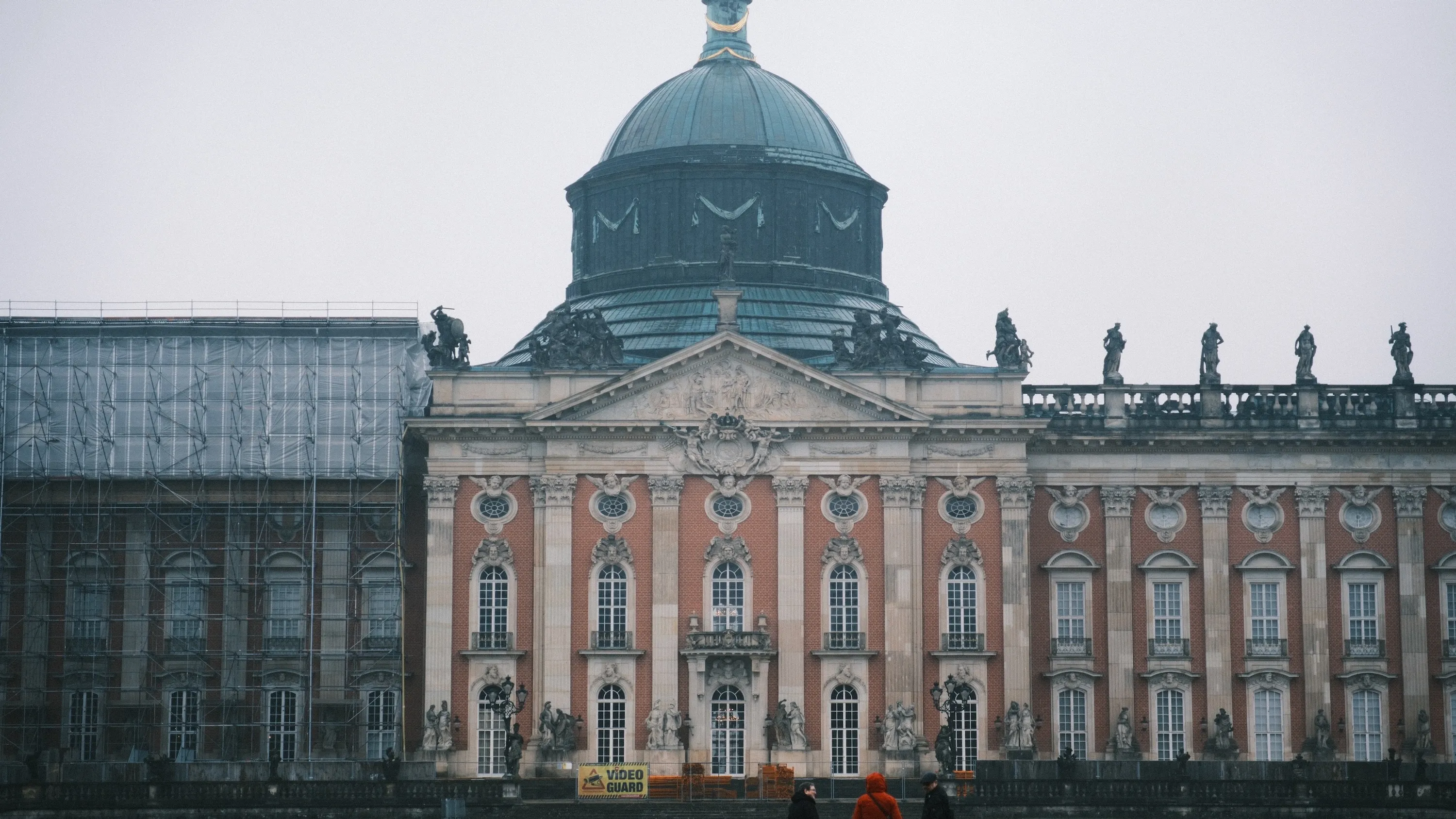 新宮殿の外観。工事中の場所もあった。でかい