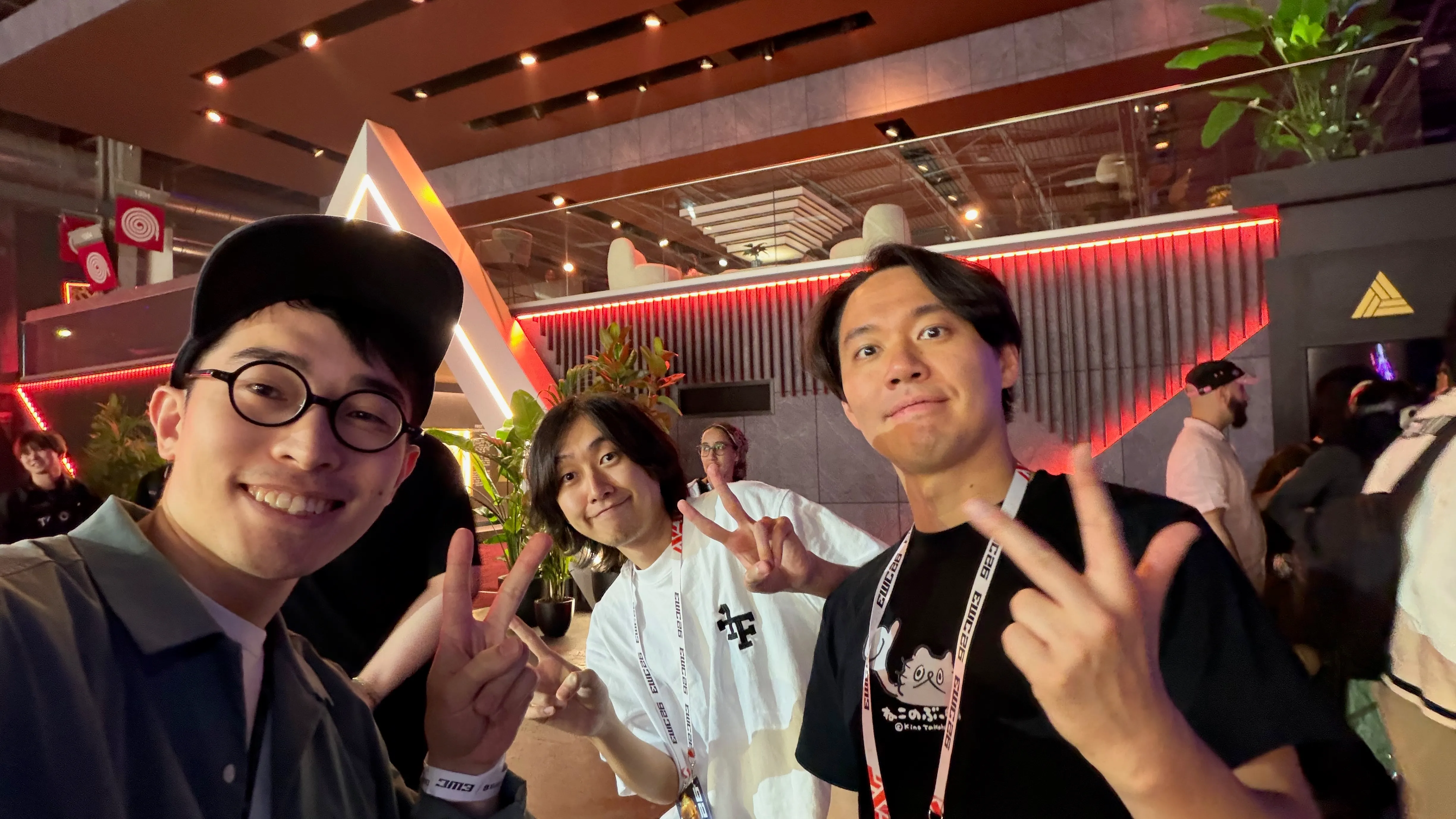 ときどさんとコサクさんと撮ってもらった写真。写真をお願いしたらコサクさんがサッと退かれたのでコサクさんもぜひ!とお願いして