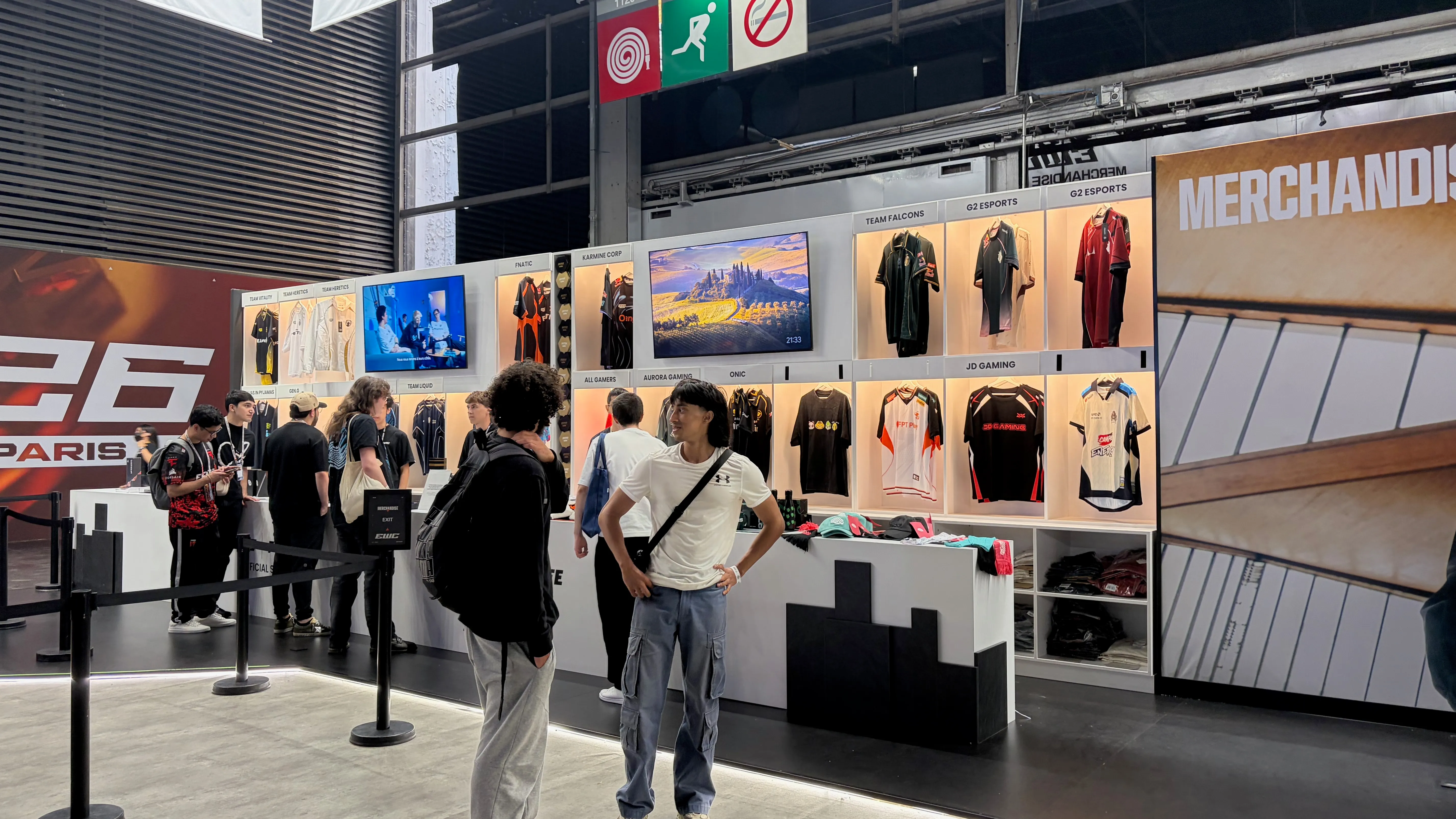 グッズ売り場。EWCグッズの他にチームのユニフォームなども売られている