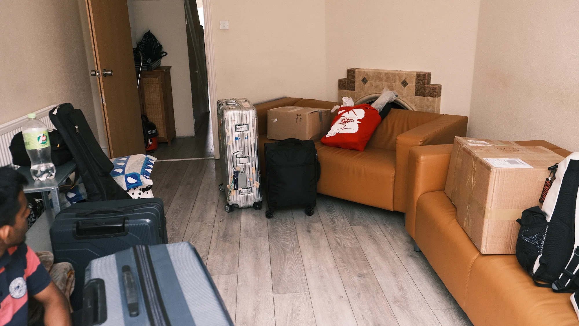 家を出る時の荷物。右側が自分のもの。右手前の段ボール二つはParcelForceで発送し。奥の段ボールと赤い袋はハウスメイトに預けた。