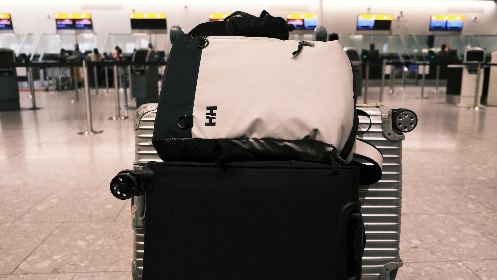 ヒースロー空港にて、荷物。あらゆる鞄がパンパンになっている