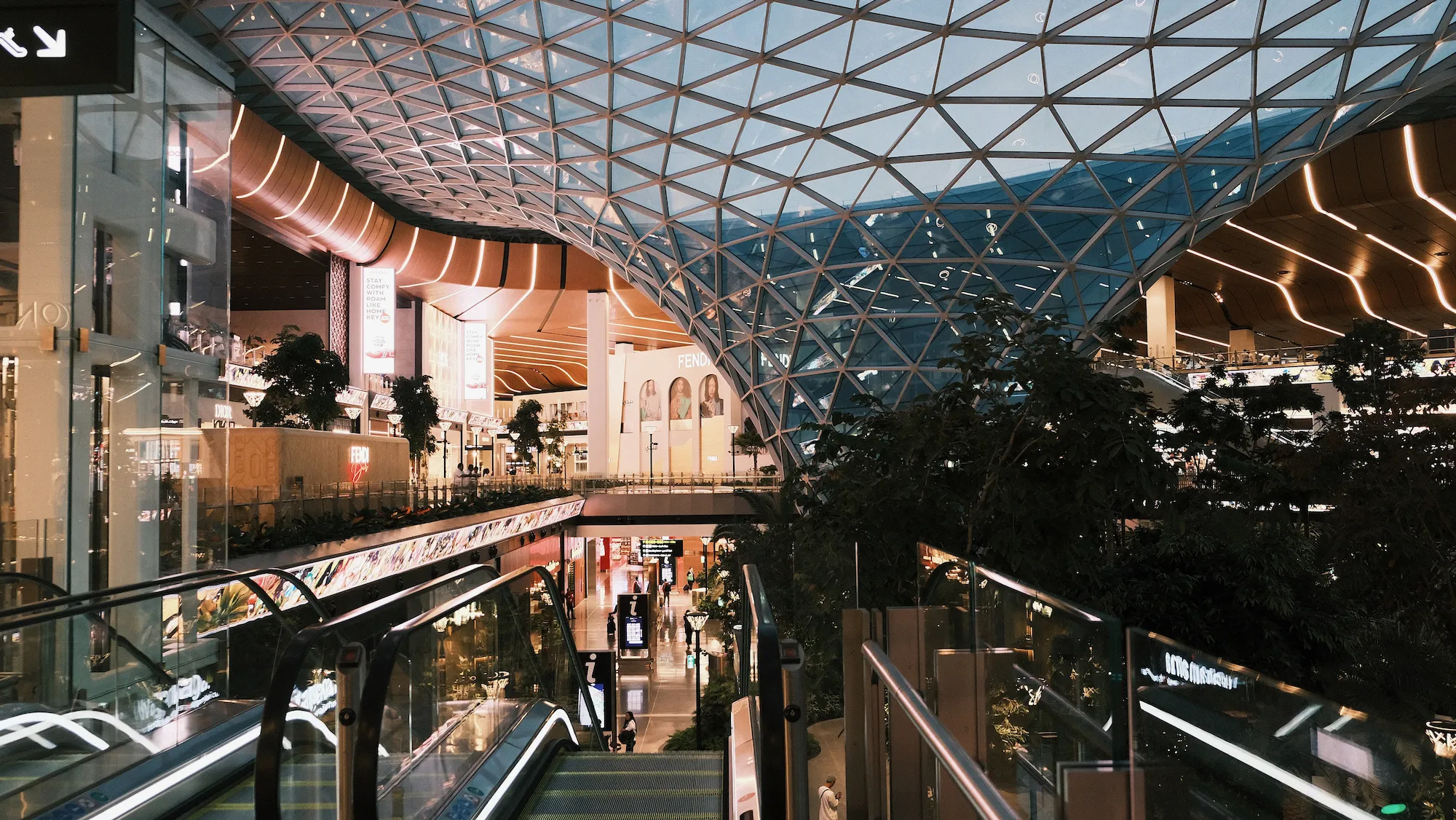 空港内は天井が高く、中庭のような場所もあり空港とは思えない豪華絢爛さ。これが中東か