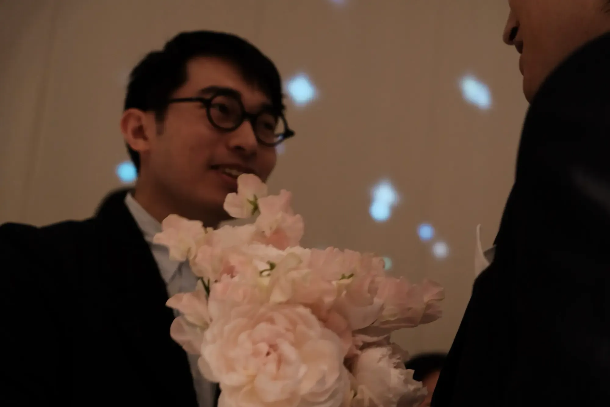 披露宴中に花を手渡す私