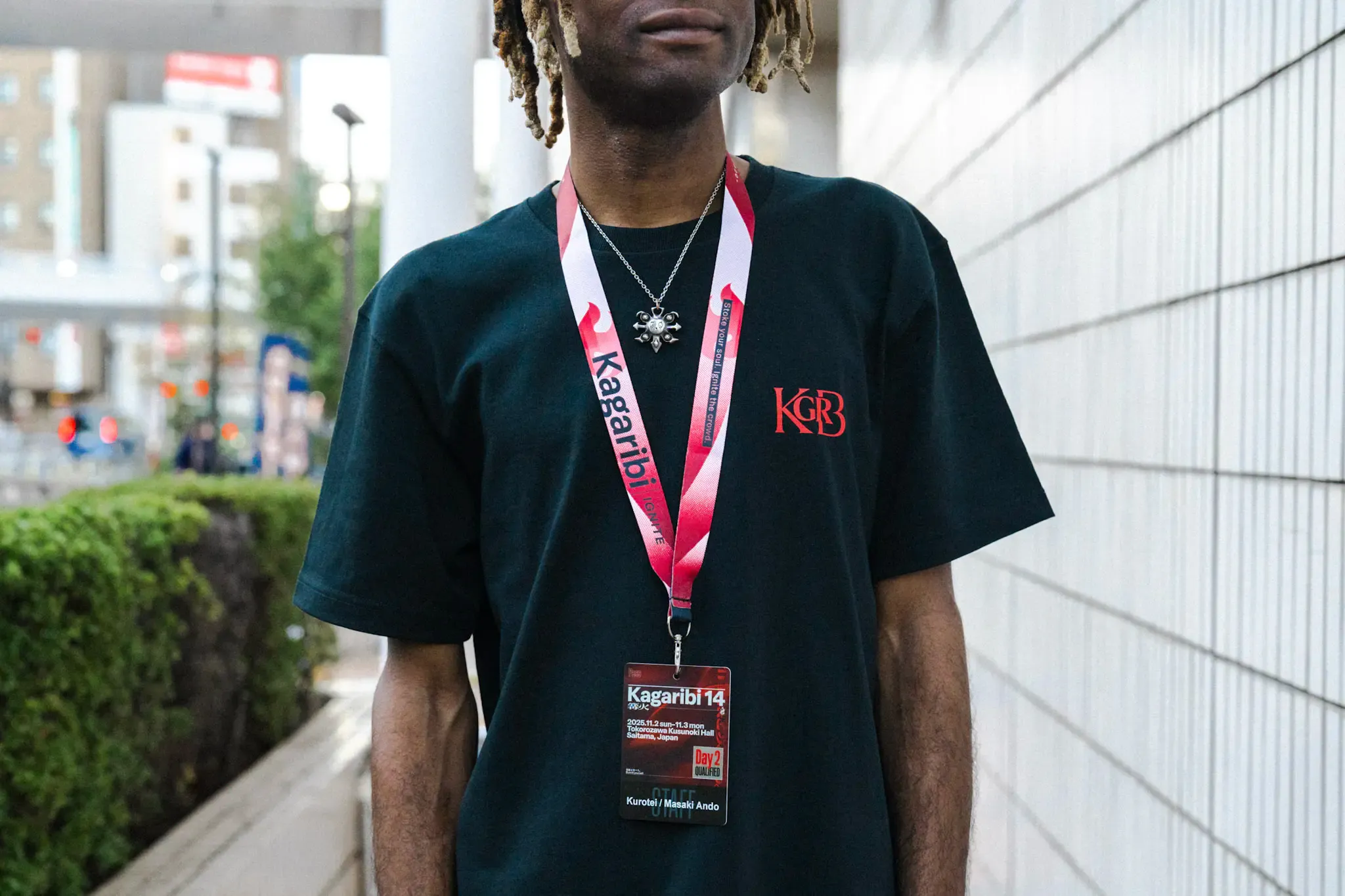 ネックストラップの着用写真、裏面