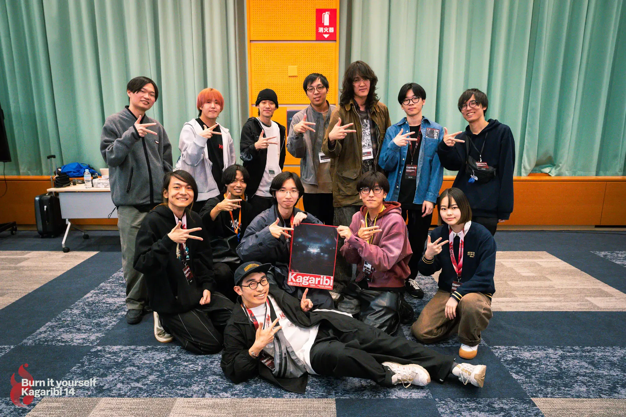 当日篝火で集まったクリエイティブチームの集合写真