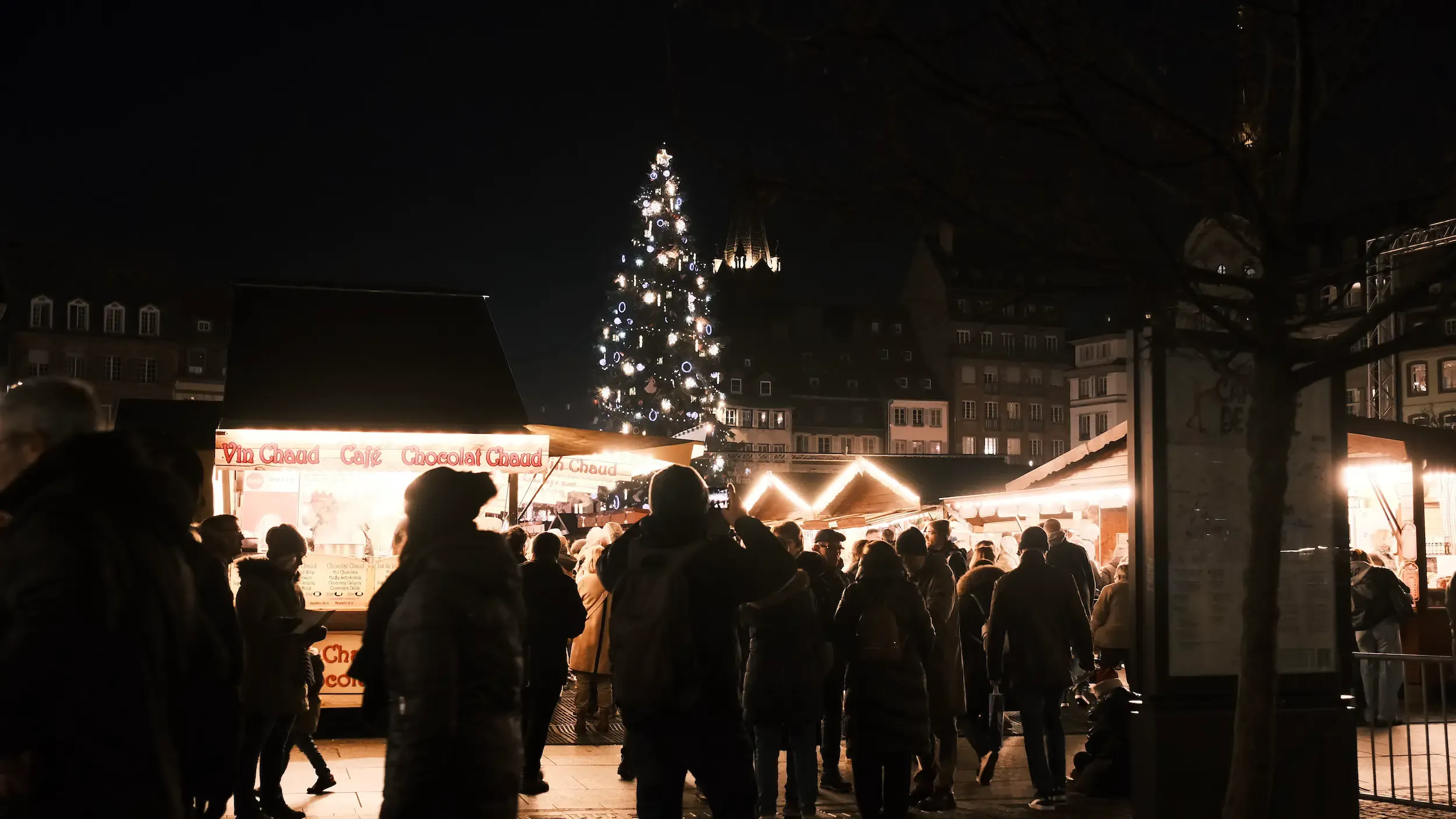 次の日のストラスブールのクリスマスマーケットの光景。非常に人が多く盛り上がっている。イルミネーションが美しい。